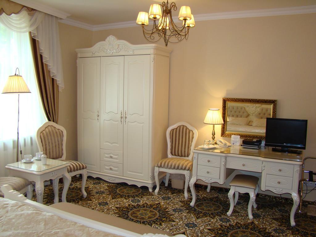 Hotel Saint Petersburg การ์โลวีวารี ภายนอก รูปภาพ