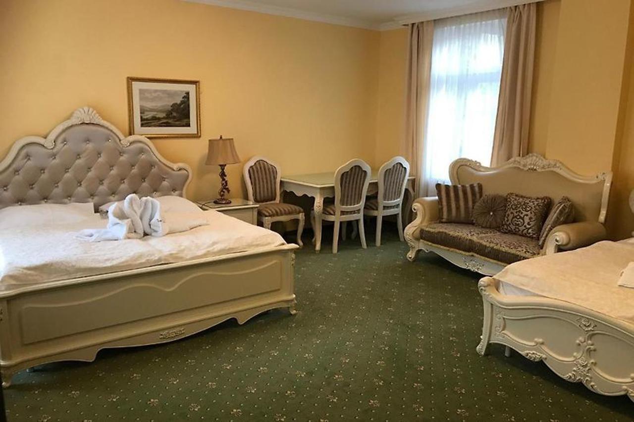 Hotel Saint Petersburg การ์โลวีวารี ภายนอก รูปภาพ