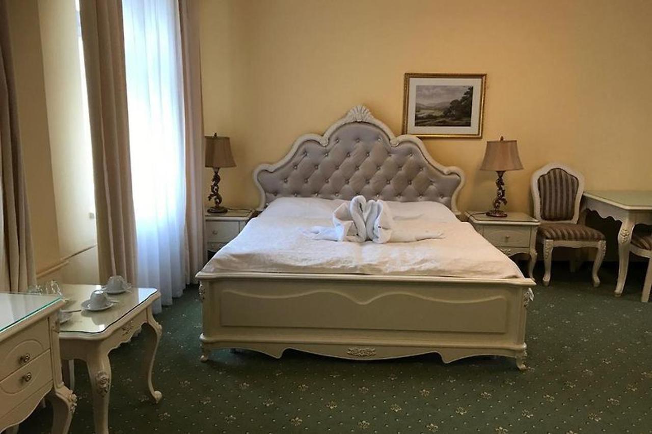 Hotel Saint Petersburg การ์โลวีวารี ภายนอก รูปภาพ