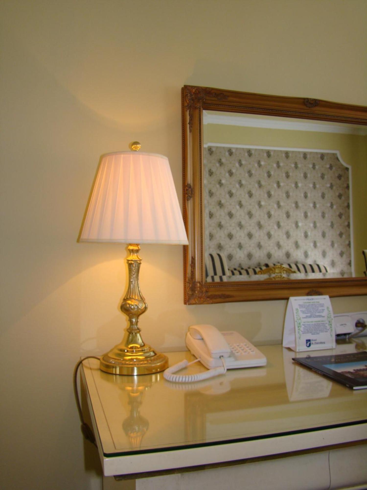 Hotel Saint Petersburg การ์โลวีวารี ภายนอก รูปภาพ