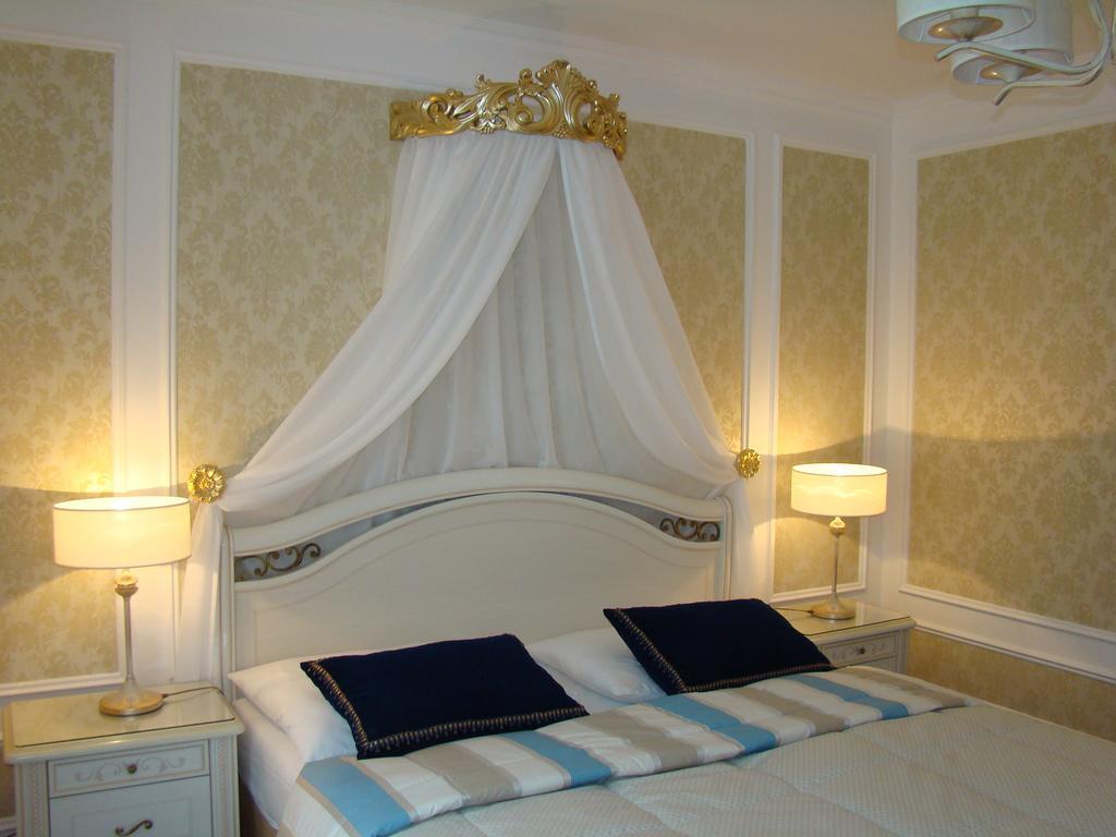 Hotel Saint Petersburg การ์โลวีวารี ภายนอก รูปภาพ