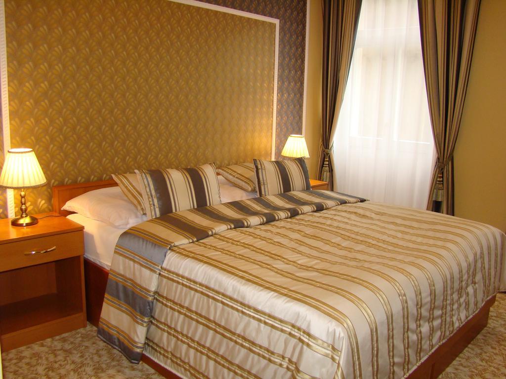 Hotel Saint Petersburg การ์โลวีวารี ภายนอก รูปภาพ
