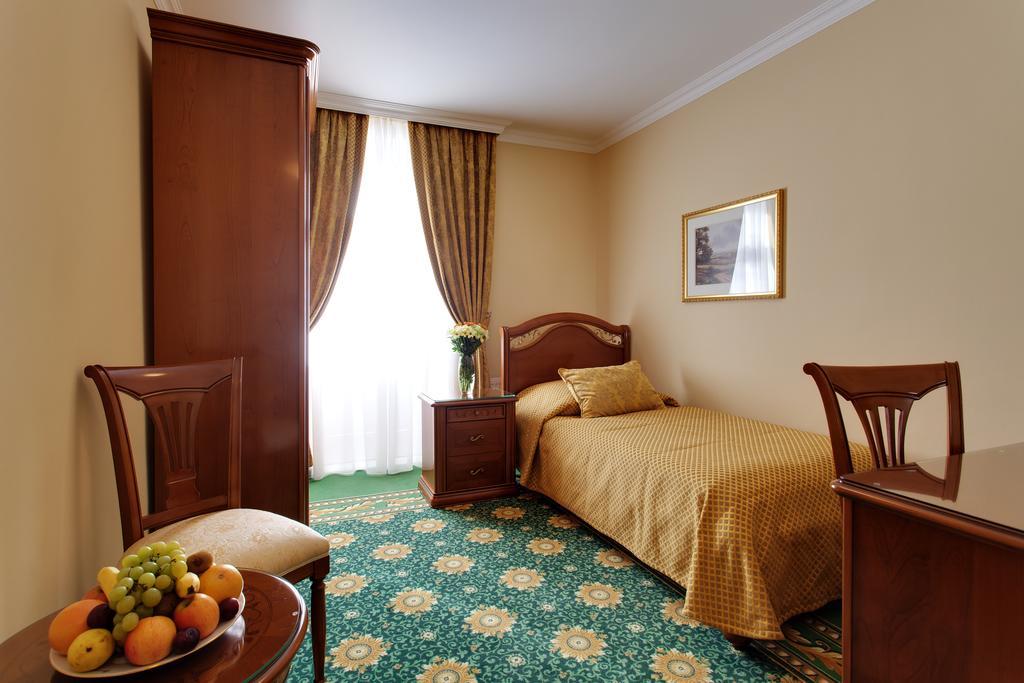 Hotel Saint Petersburg การ์โลวีวารี ภายนอก รูปภาพ