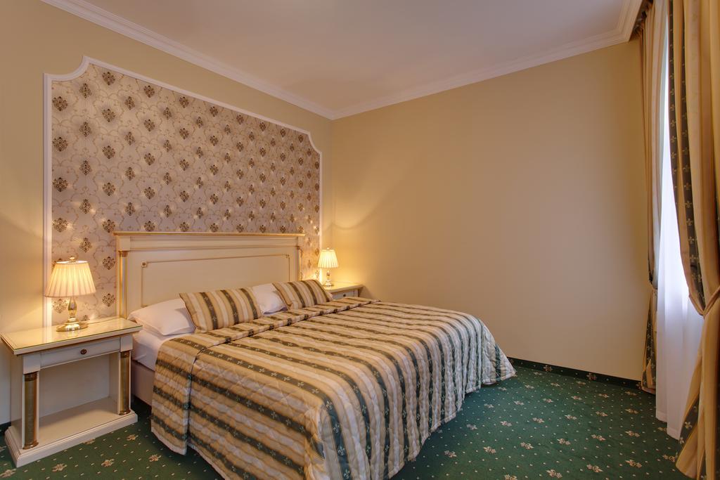 Hotel Saint Petersburg การ์โลวีวารี ภายนอก รูปภาพ