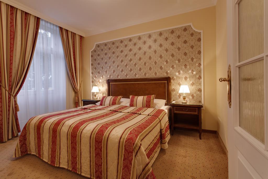Hotel Saint Petersburg การ์โลวีวารี ภายนอก รูปภาพ