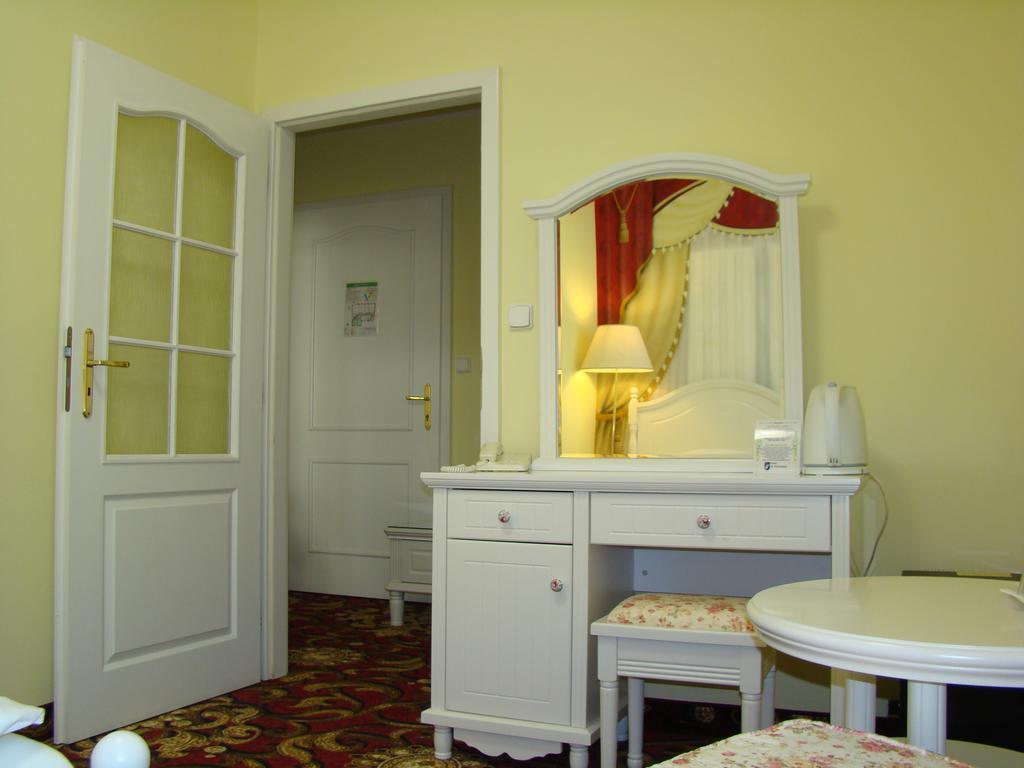 Hotel Saint Petersburg การ์โลวีวารี ภายนอก รูปภาพ