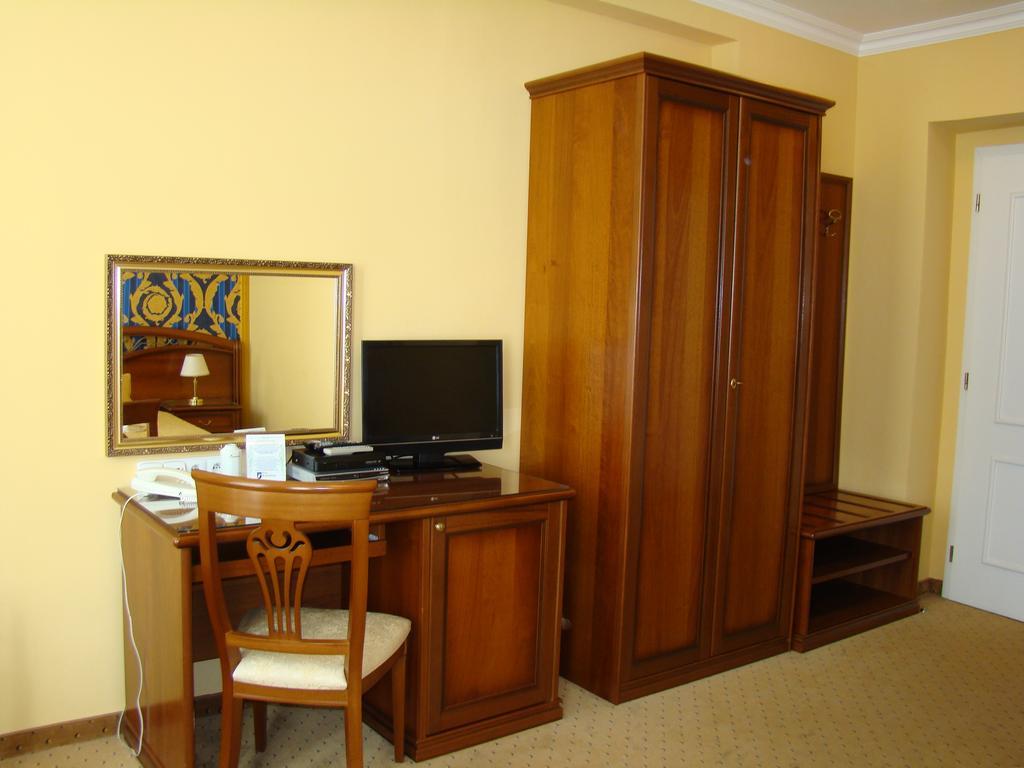 Hotel Saint Petersburg การ์โลวีวารี ภายนอก รูปภาพ