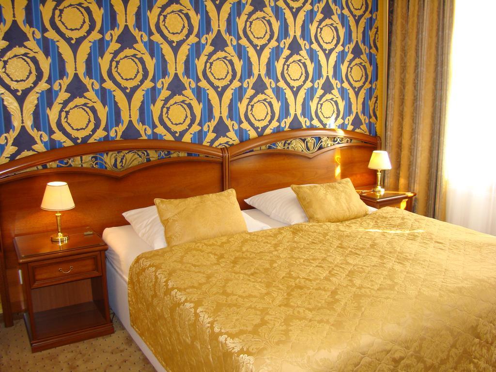 Hotel Saint Petersburg การ์โลวีวารี ภายนอก รูปภาพ