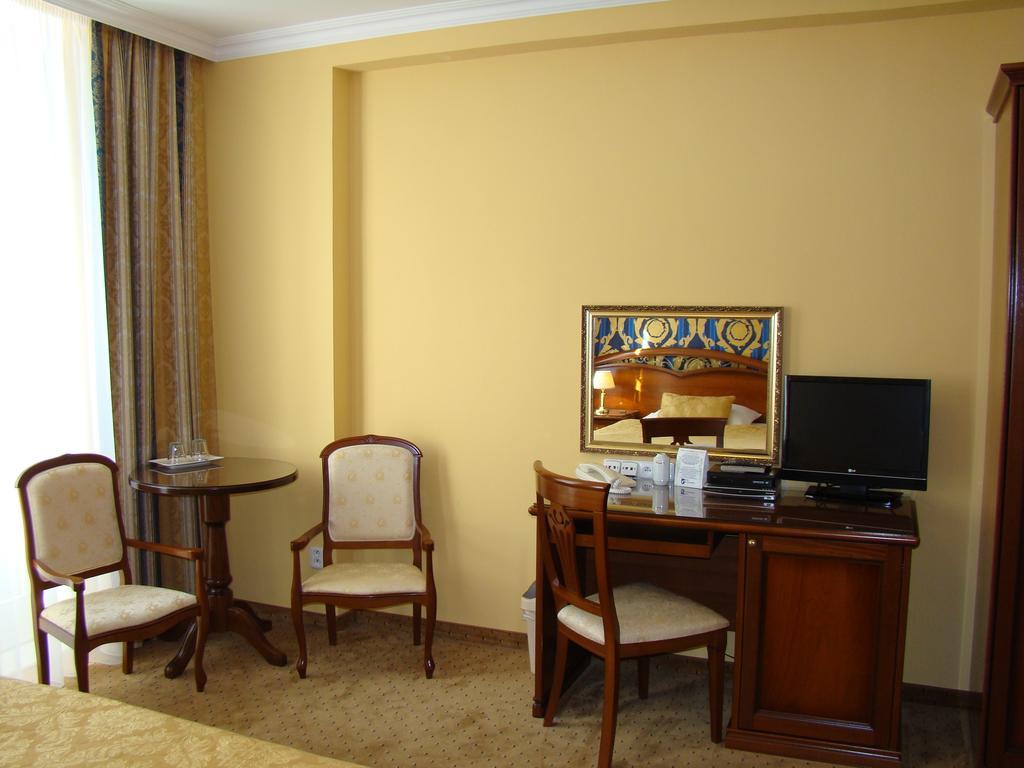 Hotel Saint Petersburg การ์โลวีวารี ภายนอก รูปภาพ