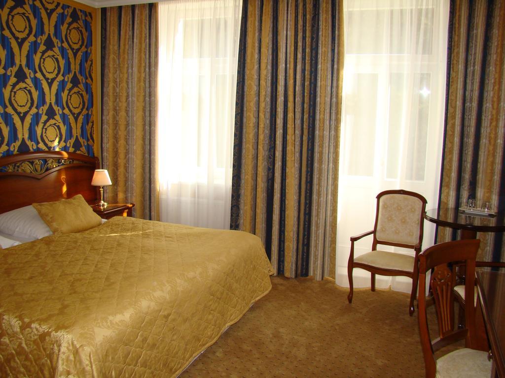 Hotel Saint Petersburg การ์โลวีวารี ภายนอก รูปภาพ