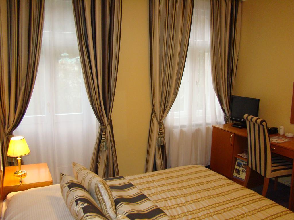 Hotel Saint Petersburg การ์โลวีวารี ห้อง รูปภาพ