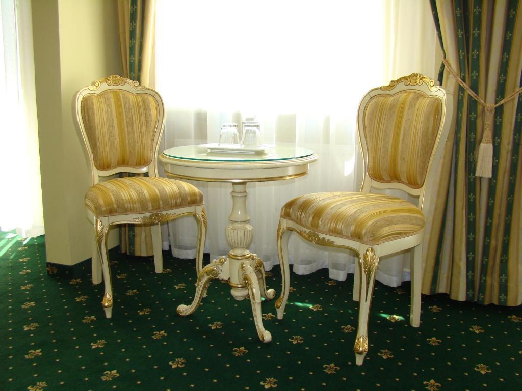 Hotel Saint Petersburg การ์โลวีวารี ภายนอก รูปภาพ